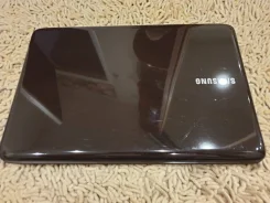 Samsung R540. 15.4", 2,5����, ��� 4 ��, ���� 300���, WiFi: 1, Bluetooth: 1, ����������� �� 2��. ����