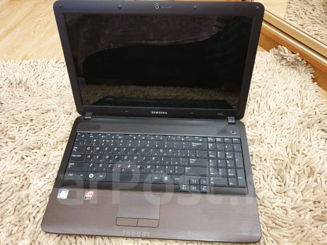 Samsung R540. 15.4", 2,5����, ��� 4 ��, ���� 300���, WiFi: 1, Bluetooth: 1, ����������� �� 2��. ����
