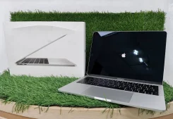Apple MacBook. 13.3", 2,3����, ��� 8 ��, ���� 120���, WiFi: 1, Bluetooth: 1 ����