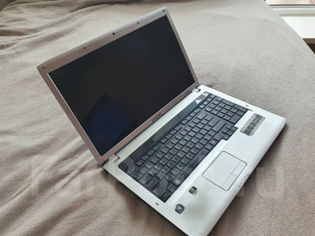Samsung R730. 2,4����, ��� 4 ��, ���� 500���, WiFi: 1, Bluetooth: 1 ����
