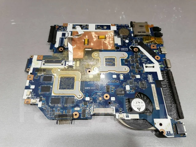 Acer Aspire V3-551. 15.6", 3,2����, ��� 6 ��, WiFi: 1, Bluetooth: 1, ����������� �� 1��. ����