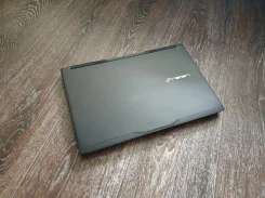 Clevo. 15.6", 2,7����, ��� 8 ��, ���� 240���, WiFi: 1, Bluetooth: 1 ����