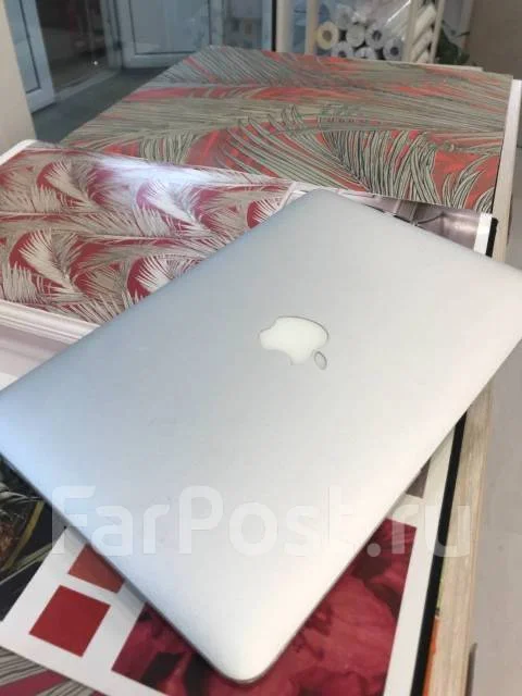 Apple MacBook Air 11. 11", 1,4����, ��� 2048 ��, ���� 60���, WiFi: 1, Bluetooth: 1, ����������� �� 9��. ����