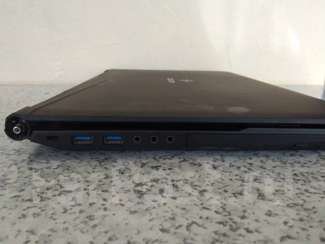 DEXP Achilles. 15.6", 3,5����, ��� 8 ��, ���� 1 250���, WiFi: 1, Bluetooth: 1, ����������� �� 4��. ����