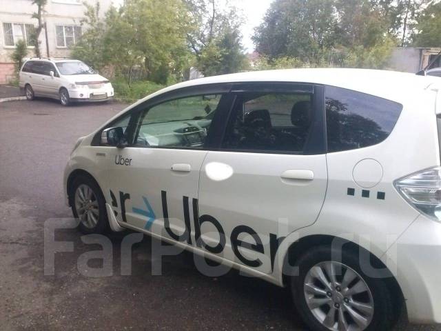 Наклейки хабаровск. Uber реклама на авто. Бренд Убер Хонда фит. Магнитные наклейки Убер на хетчбек. Хонда фит Убер наклейки.