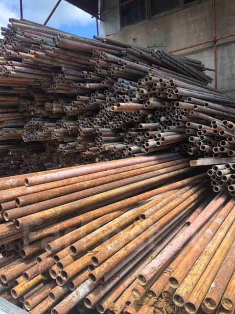Трубы стальные бу окрашенные для лесов строительных , замки, сетка .