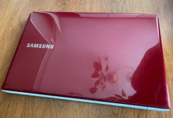 Samsung 370R5E. 15.6", 2,6����, ��� 6 ��, ���� 500���, WiFi, Bluetooth, ����������� �� 1��. ����