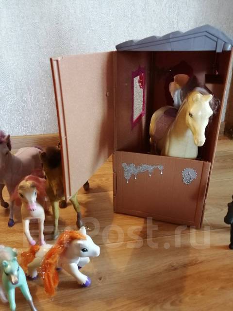 Конюшня с лошадями, б/у, в наличии. Цена: 1 500₽ во Владивостоке