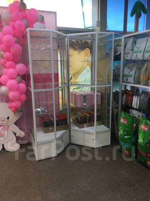 Стеллажи стеклянные, б/у, в наличии. Цена: 3 000₽ во Владивостоке