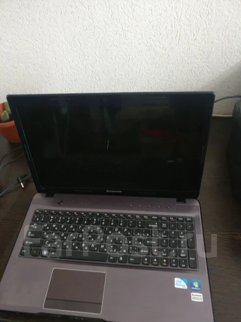 Lenovo G570. 15.6", 2,4����, ��� 256 �� � ������, ���� 1���, WiFi: 1, Bluetooth: 1, ����������� �� 3��. ����