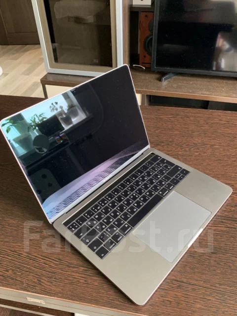 Apple MacBook Pro 13 2018. 13.3", ��� 8 ��, ���� 256���, WiFi: 1, Bluetooth: 1, ����������� �� 10��. ����