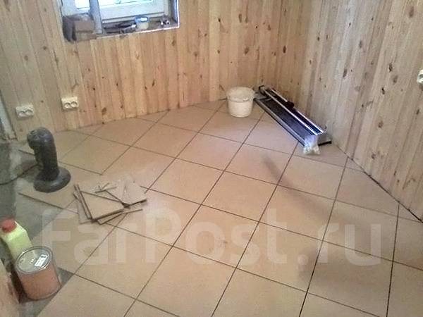 разуклонка пола к трапу в бане. плитка на деревянный пол. плитка для пола в баню. укладка плитки в бане. уклон пола в бане под плитку.