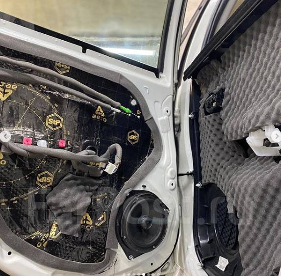 Установка динамиков в задние двери в штатные места или в полку в Хабаровске