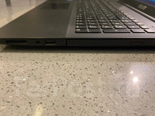 Asus X554L. 15.6", 2����, ��� 4 ��, ���� 500���, WiFi: 1, Bluetooth: 1, ����������� �� 2��. ����