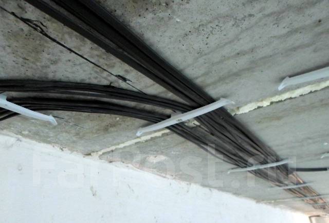 Крепление кабеля к потолку. Крепление электропроводки. Крепление проводов к потолку. Как закрепить кабель на потолке. Крепеж для кабеля по потолку.