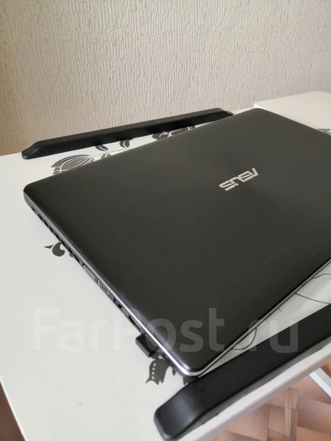 Asus X550. 16", 2 500����, ��� 6 ��, ���� 250���, WiFi: 1, Bluetooth: 1, ����������� �� 4��. ����