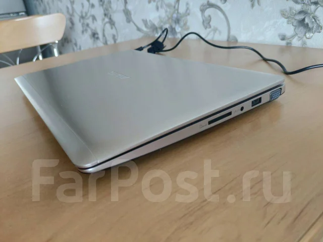Asus VivoBook X202E. 11.6", ��� 4 ��, ���� 500���, WiFi: 1, Bluetooth: 1, ����������� �� 4��. ����