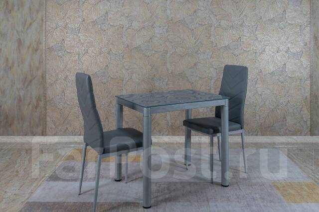 Серый обеденный стол и стулья