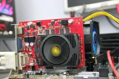 GeForce GT 220 ����