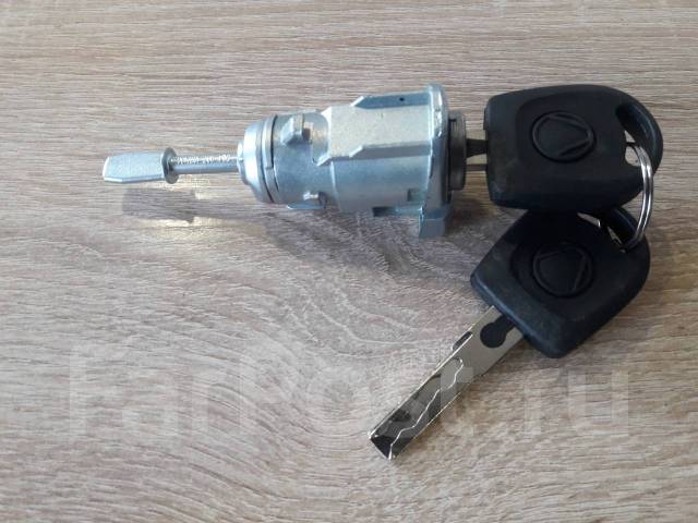 Личинка замка фольксваген поло седан. Личинки дверей на Volkswagen Golf. Личинка двери с ключом Sprinter 906