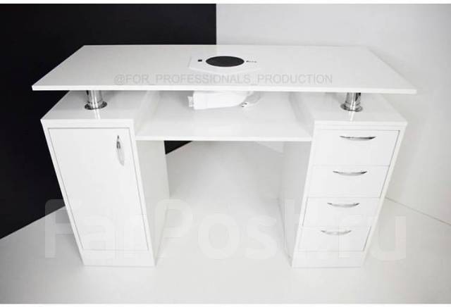 Маникюрный стол со встроенным пылесосом