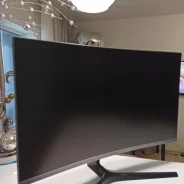 Samsung. 31.5" ����