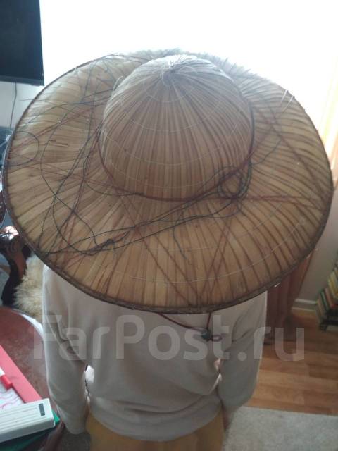 Вьетнамская шляпа нон ла спасает и от дождя, и от солнца, и делают ее до сих пор только вручную