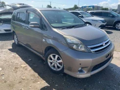 Toyota Isis. ZGM10, 2ZRFAE ����