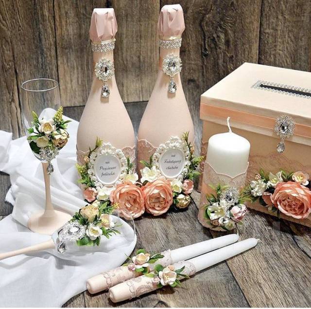 Свадебные бокалы, свечи, шампанское