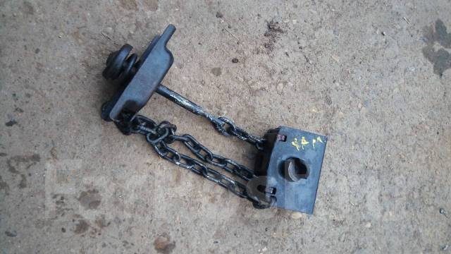 Калитка мл163 кронштейн запасного. Крепление запасного колеса скания 124. Крепление запасного колеса ваз 2101. Болт крепления запаски уаз 452. Крепление запаски.