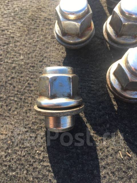Продам гайки колёсные, б/у, в наличии. Цена: 1 000₽ во Владивостоке