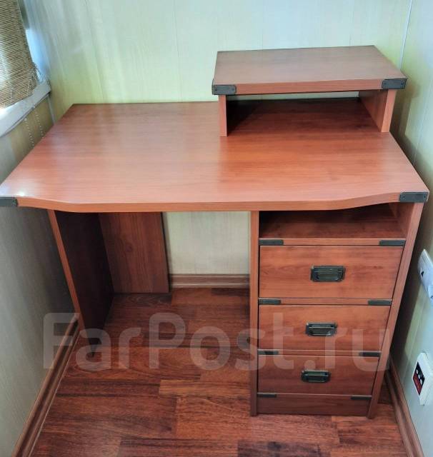 Письменный стол, б/у, в наличии. Цена: 7 000₽ во Владивостоке