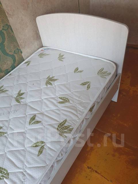 Односпальная кровать с матрасом, б/у, в наличии. Цена: 3 500₽ в Хабаровске