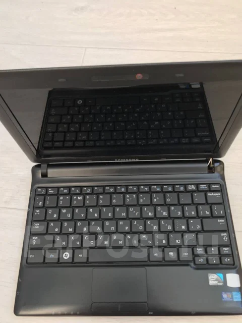 Samsung N102-JA02. 11", 1,3����, ��� 1024 ��, ���� 250���, WiFi: 1, ����������� �� 1��. ����