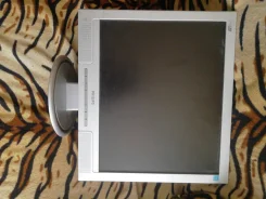 Philips. 17" ����