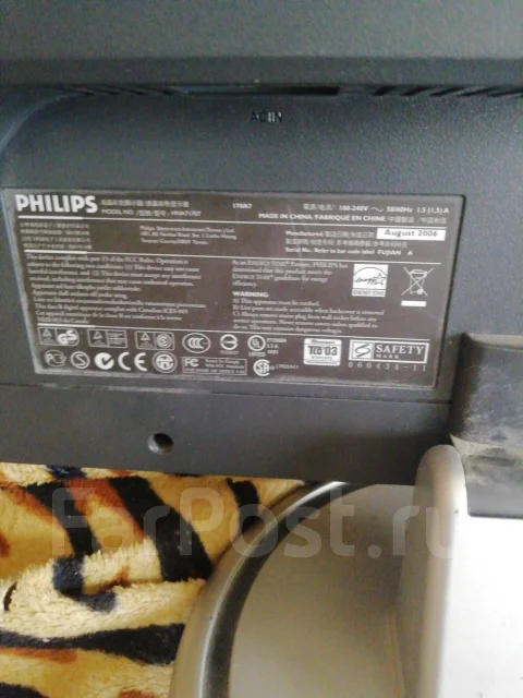 Philips. 17" ����