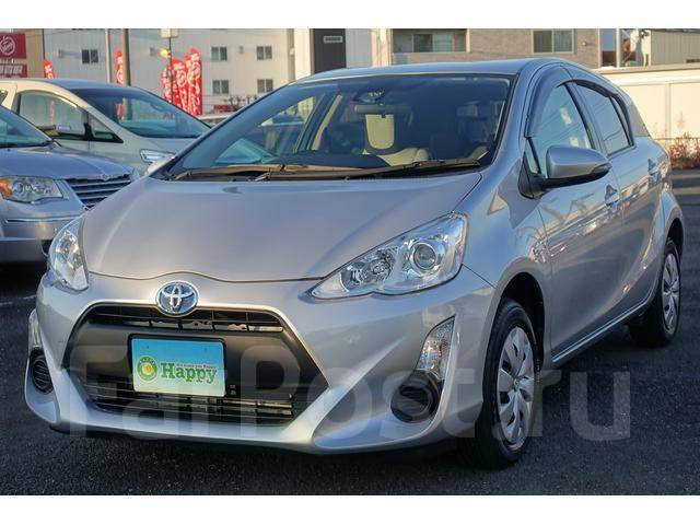 Тойота аква владивосток без пробега. Toyota Aqua. Тойота Аква розовая. Тойота Аква рядом с другими машинами.