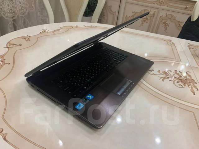 Asus K73S. 17.3", 2,4����, ��� 8 ��, ���� 1 500���, WiFi: 1, Bluetooth: 1 ����