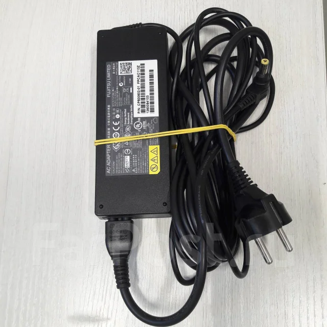 Fujitsu. 14", 2,5����, ��� 4 ��, ���� 500���, WiFi: 1, Bluetooth: 1, ����������� �� 2��. ����