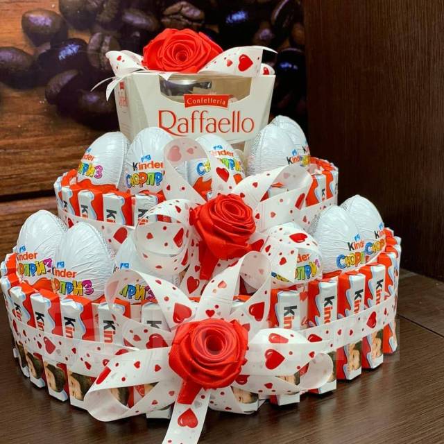 Мишка с корзиной Kinder Сюрприз