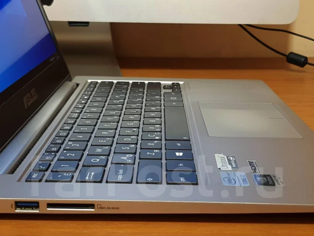Asus ZenBook. 13.3", 3 000����, ��� 6 ��, ���� 550���, WiFi: 1, Bluetooth: 1, ����������� �� 7��. ����