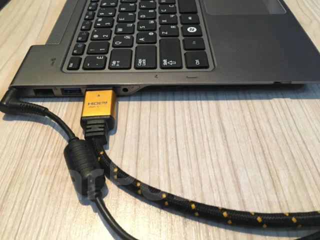 Samsung 535U3C. 13.3", 2,1����, ��� 4 ��, ���� 500���, WiFi: 1, Bluetooth: 1, ����������� �� 1��. ����