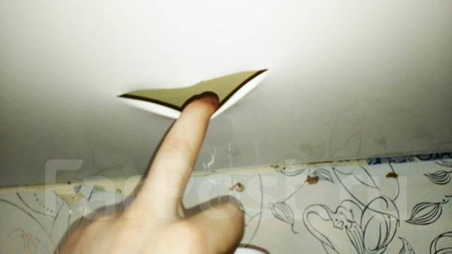 Ремонт натяжного потолка после пореза: как заклеить своими руками