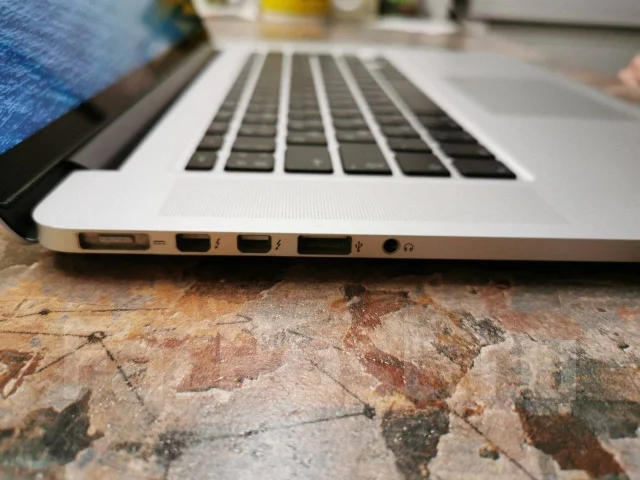 Apple MacBook Pro 15 2012 Mid MC975. 15", 2,3����, ��� 8 ��, ���� 250���, WiFi: 1, Bluetooth: 1, ����������� �� 5��. ����