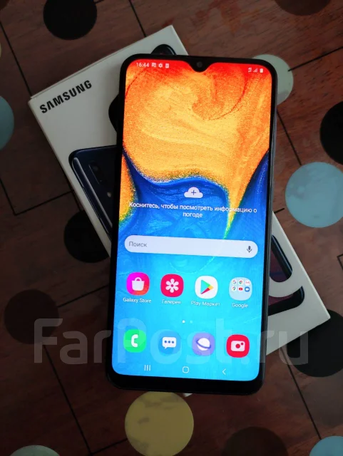 Samsung Galaxy A20. �/�, 3G, 4G LTE, NFC ����