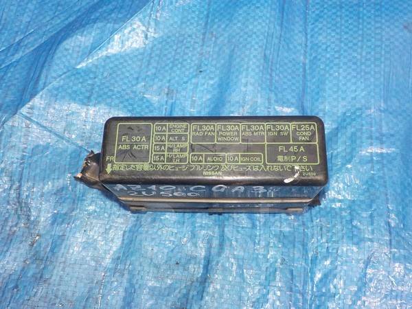 Блок предохранителей под капот Nissan Cube AZ10 CGA3DE 243822U500 2U500 2438050Y