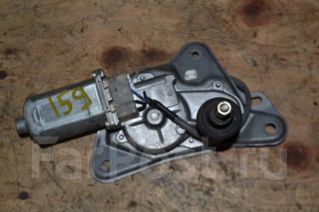 Тойота хайлендер задний моторчик  для дворников. Тойота матрикс 2003 пластик скрывающий моторчика заднего дворника. 85130-3r000. Втулка заднего моторчика стеклоочистителя toyota prado 120. Моторчик дворников тойота камри 20.