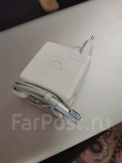 Apple MacBook 13. 13", 2,4����, ��� 8 ��, ���� 256���, WiFi: 1, Bluetooth: 1, ����������� �� 8��. ����