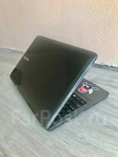 Samsung R525. 15.6", 2,3����, ��� 4 ��, ���� 250���, WiFi: 1, ����������� �� 1��. ����