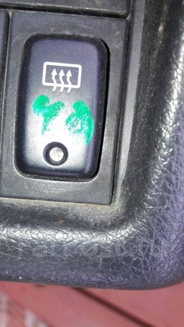 Кнопка подогрева стекла ваз 2114. Кнопка подогрева зеркал уаз патриот 2015г. Где кнопка обогрева заднего стекла. Кнопка обогрева лобового стекла lexus rx 3. Кнопка включения подогрева заднего стекла 2114.